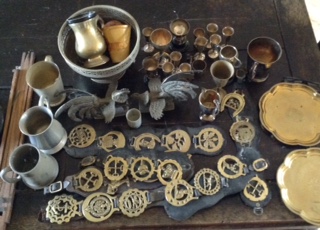 A COLLECTION OF BRASS AND SILVER PLATED ITEMS To include horse brasses on leather straps, E.P.N.S.