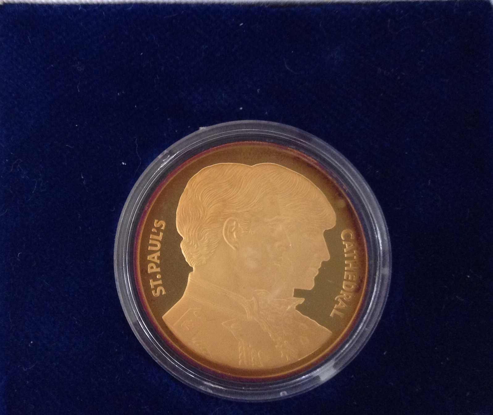 A 20TH CENTURY 24CT GOLD ONE TROY OUNCE COMMEMORATIVE COIN Celebrating the marriage of Prince - Image 3 of 3