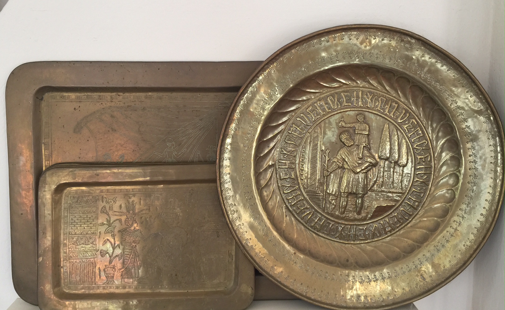 A COLLECTION OF 20TH CENTURY EGYPTIAN BRASS SERVING TRAYS Including a large rectangular tray,