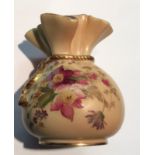 ROYAL WORCESTER, AN EARLY 20TH CENTURY PORCELAIN VASE Blush ivory decoration, hand painted with