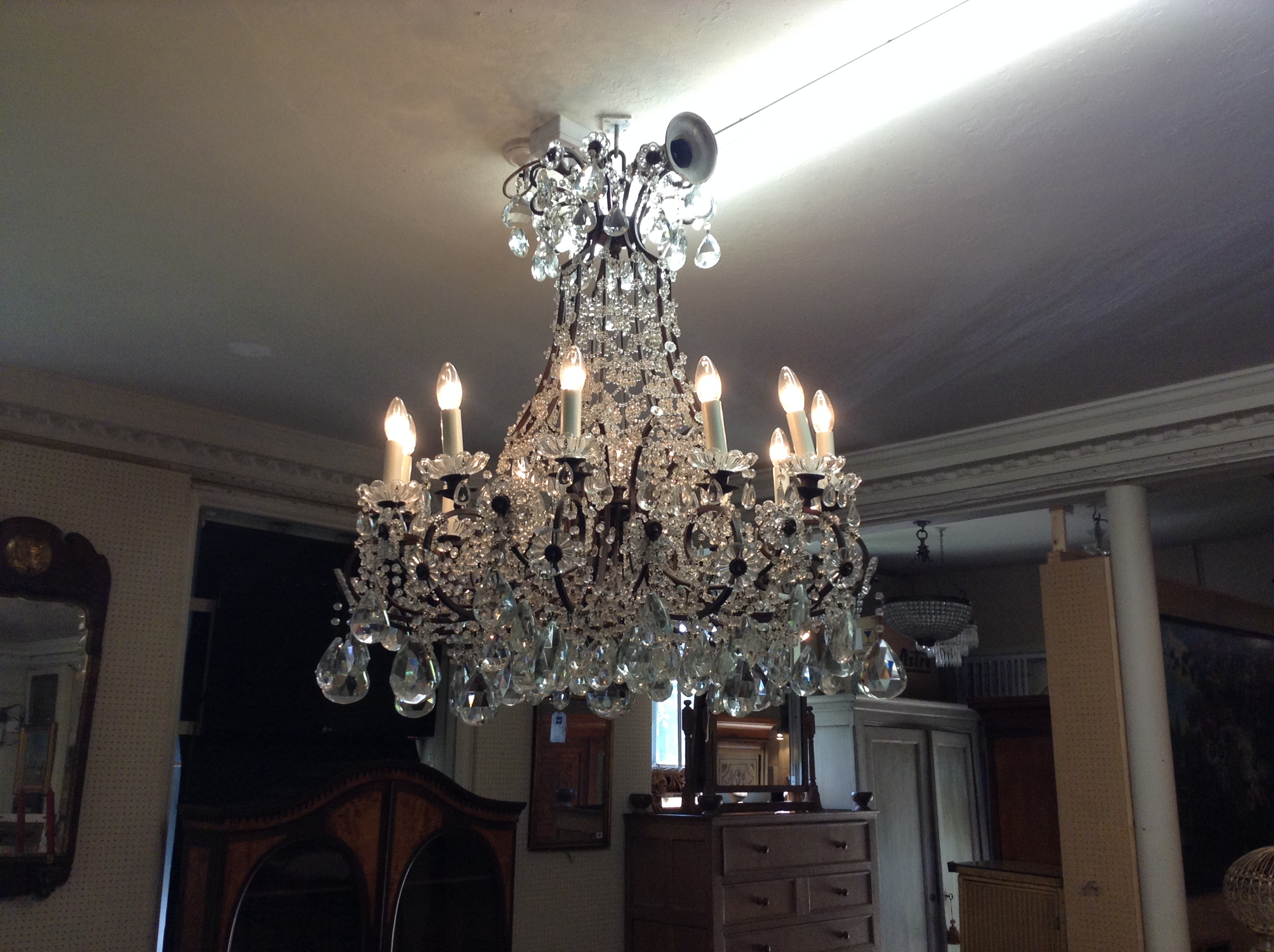 A LARGE IMPRESSIVE EARLY 20TH CENTURY VENETIAN DESIGN ORMOLU TWELVE BRANCH CHANDELIER Hung with num