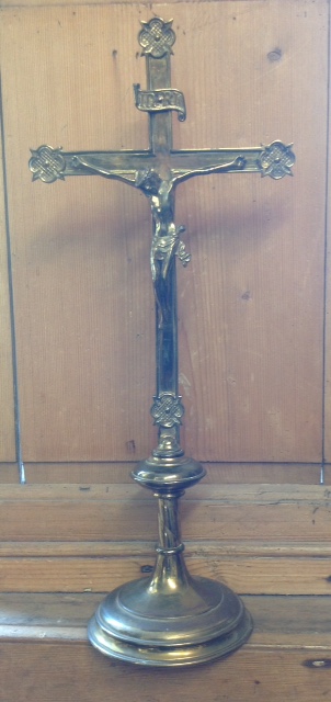 A VINTAGE BRASS CRUCIFIX The cross with decorative crosshatched terminals, on knop above twisted - Image 2 of 2