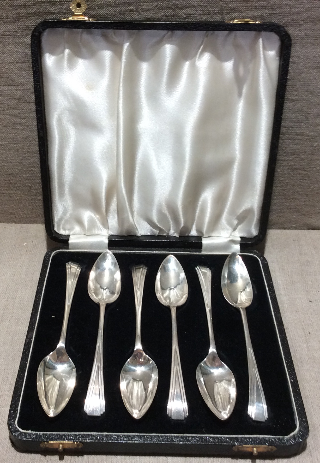 AN ART DECO HALLMARKED SILVER GRAPEFRUIT SPOON Pointed bowls and stepped finials, Birmingham,