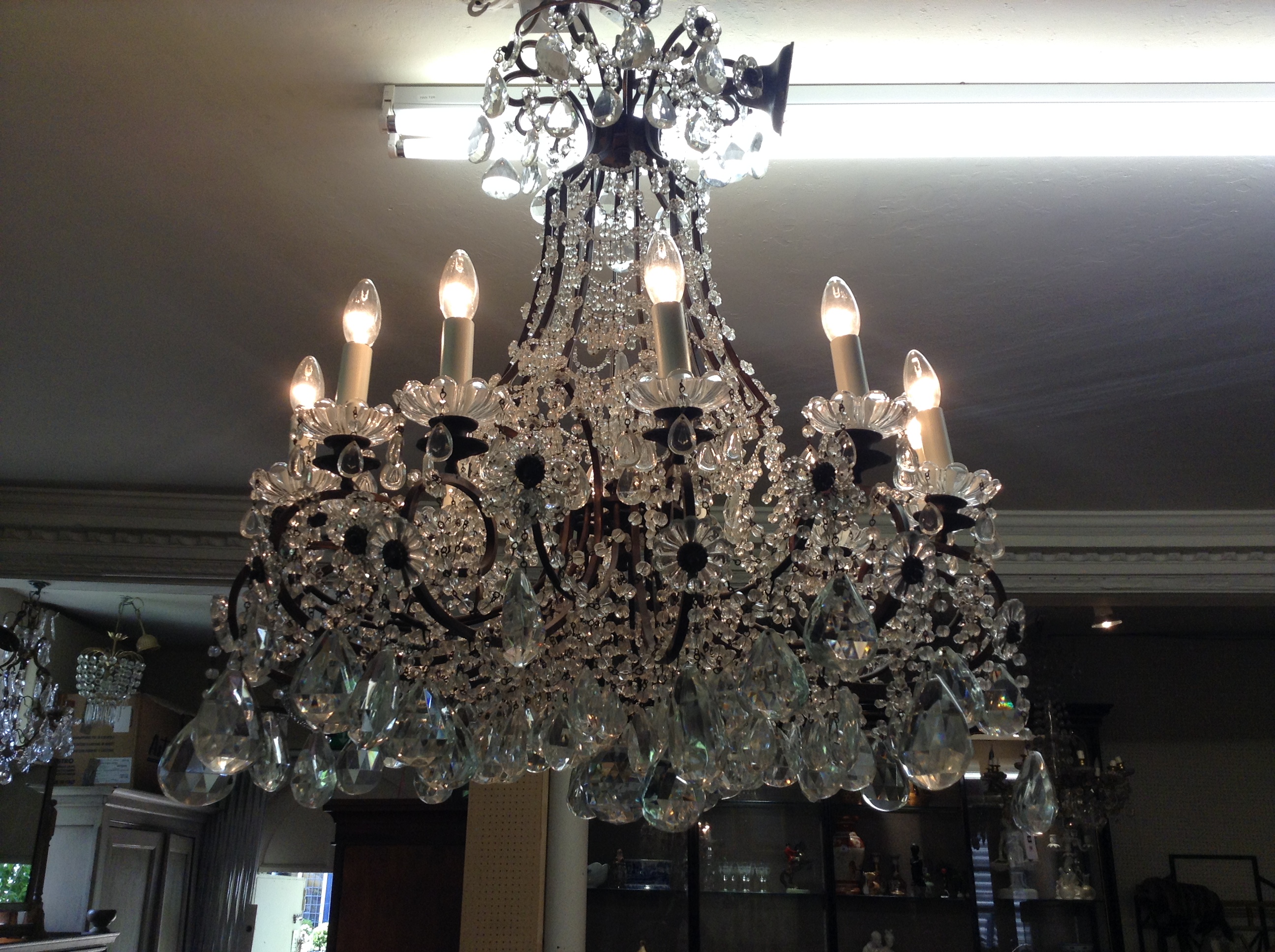 A LARGE IMPRESSIVE EARLY 20TH CENTURY VENETIAN DESIGN ORMOLU TWELVE BRANCH CHANDELIER Hung with num - Image 2 of 3