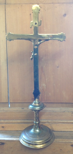 A VINTAGE BRASS CRUCIFIX The cross with decorative crosshatched terminals, on knop above twisted