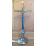 A VINTAGE BRASS CRUCIFIX The cross with decorative crosshatched terminals, on knop above twisted