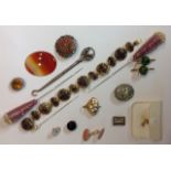 A SMALL GROUP OF VARIOUS JEWELLERY AND OBJECTS Including a 9ct gold brooch, hallmarked silver button