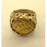 A 22CT GOLD 1914 HALF SOVEREIGN IN A 9CT GOLD RING With woven construction, no marks (tests as