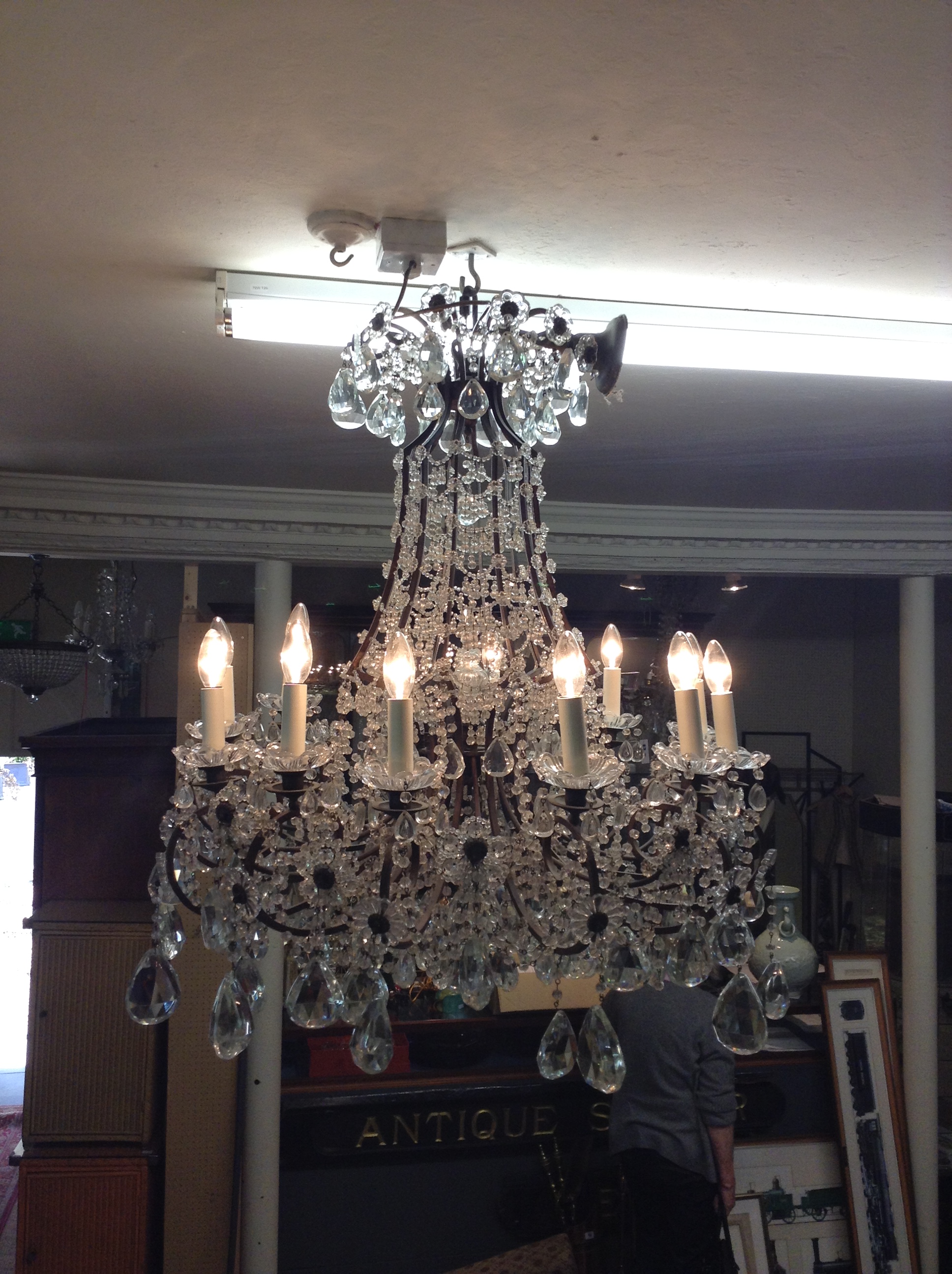 A LARGE IMPRESSIVE EARLY 20TH CENTURY VENETIAN DESIGN ORMOLU TWELVE BRANCH CHANDELIER Hung with num - Image 3 of 3