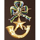 AN EARLY 20TH CENTURY 18CT GOLD AND ENAMEL BROOCH The articulated brooch in which a gold horn and