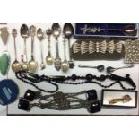 A COLLECTION OF EARLY 20TH CENTURY COSTUME JEWELLERY AND PENKNIVES To include a jet necklace, a