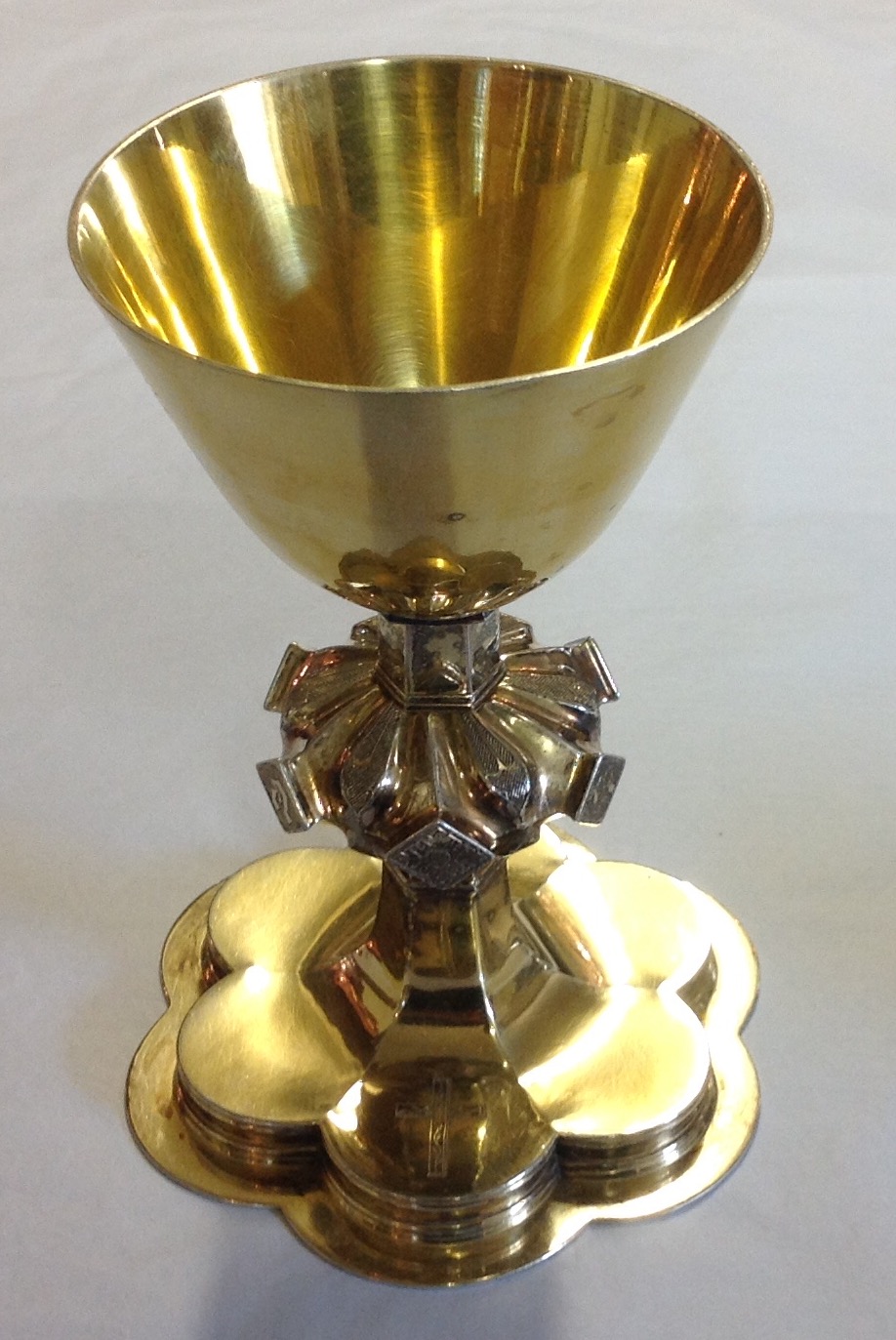 A 1908 ECCLESIASTICAL SILVER AND SILVER GILT CHALICE AND SILVER PATEN SET Makers mark 'A&BC', in a - Image 3 of 3