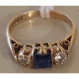 AN EARLY 20TH CENTURY HALLMARKED 9CT GOLD, SAPPHIRE AND WHITE CRYSTAL DRESS RING Having a central