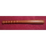 AN EARLY 20TH CENTURY HARDWOOD TRUNCHEON. (40cm)