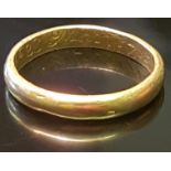 A QUEEN ANNE PERIOD GOLD OBITUARY RING The 'D' section gold band, with obituary italic inscription