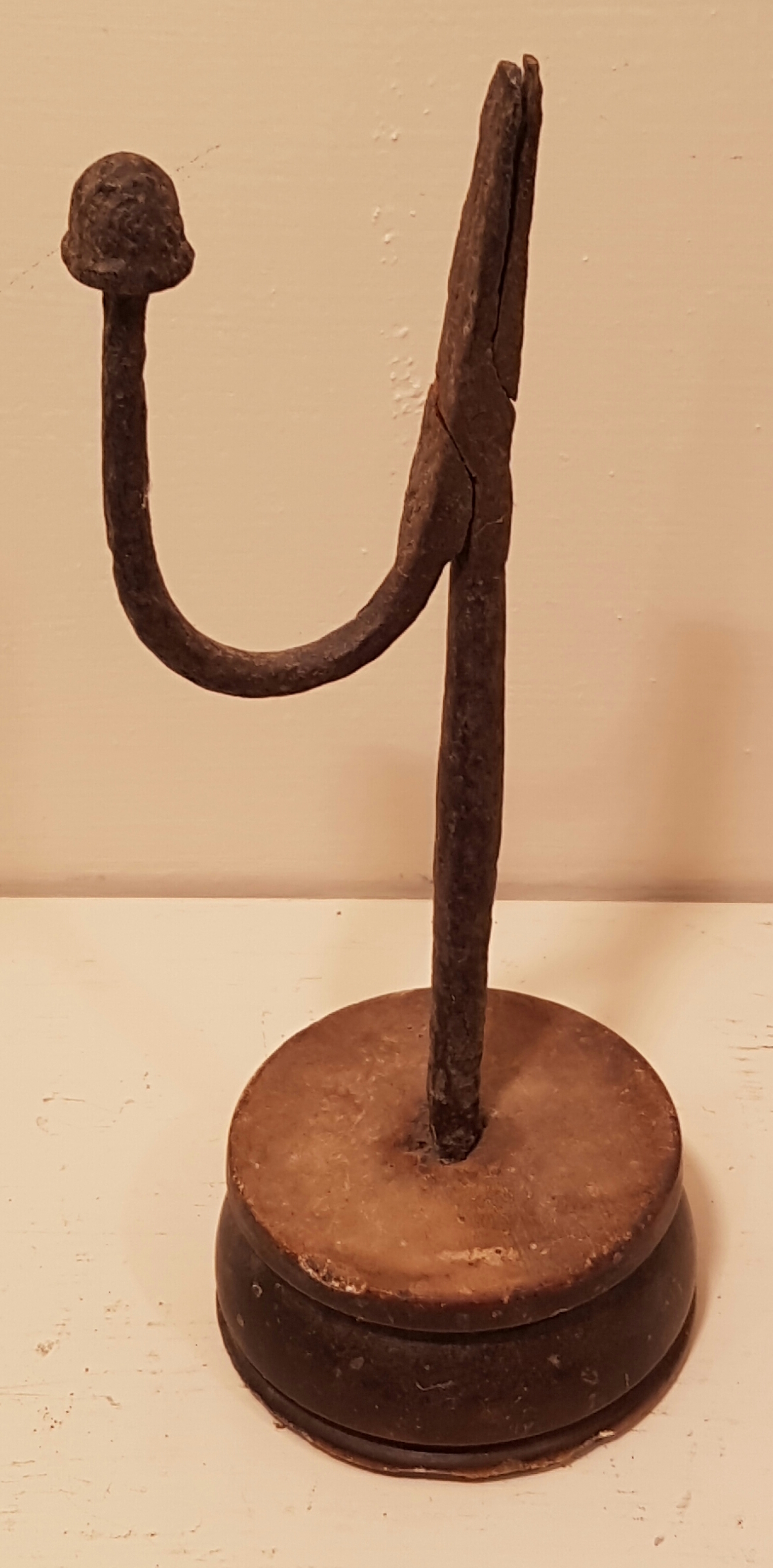 AN 18TH CENTURY IRON TABLE RUSHLIGHT HOLDER In the form of a 'U' arm with acorn knop terminal,