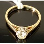 AN 18CT YELLOW GOLD SOLITAIRE DIAMOND RING.