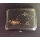 AN EARLY 20TH CENTURY JAPANESE DAMA SCENE IRON AND GOLD INLAID CIGARETTE CASE The black ground