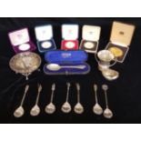 A COLLECTION OF EDWARDIAN SILVER ITEMS To include cup, spoons with figural finials, along with