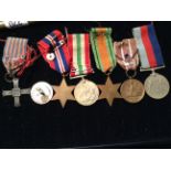 A GROUP OF WAR MEDALS AND HAT.