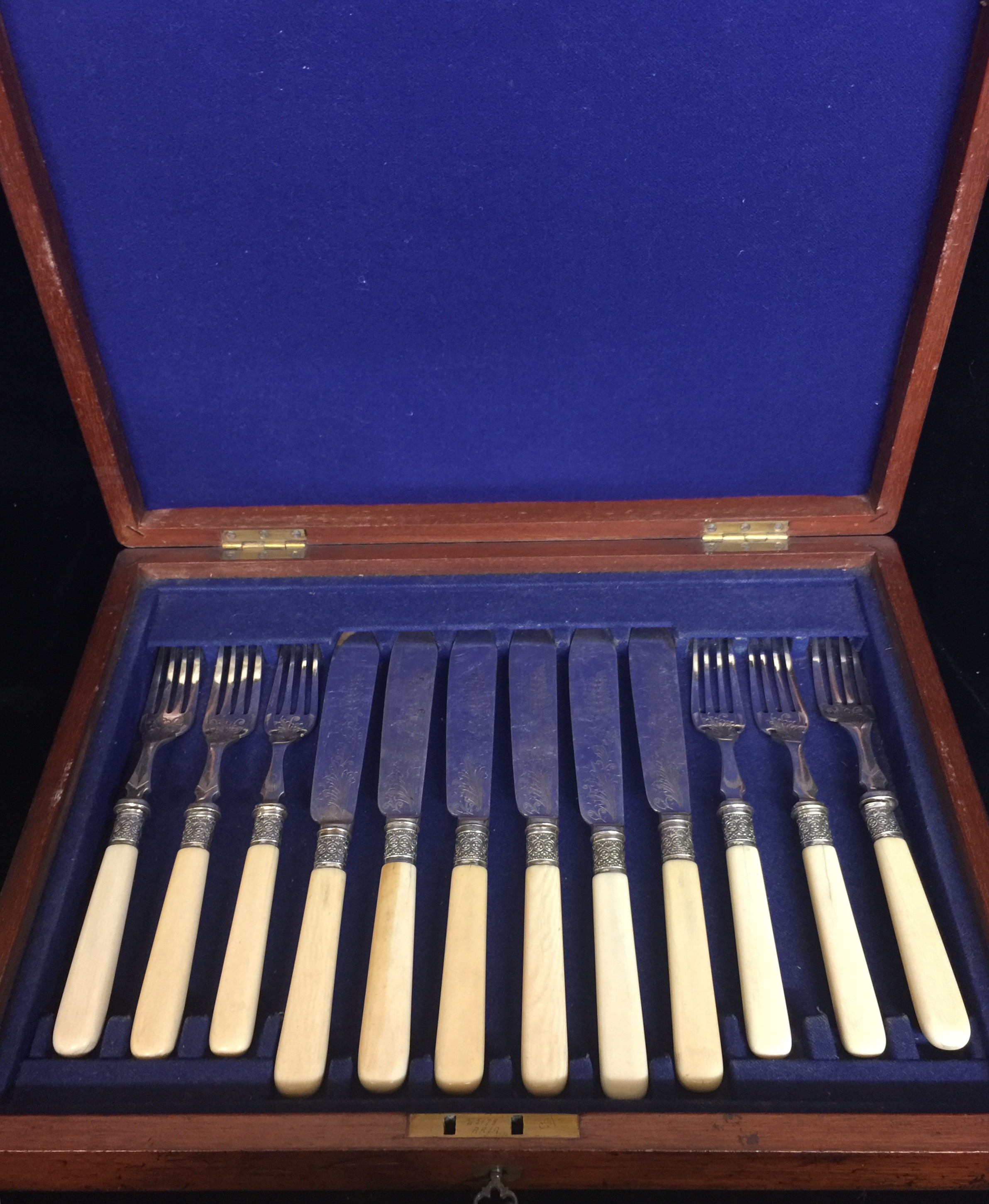 AN EARLY 20TH CENTURY MAHOGANY CASED SET OF FISH KNIVES AND FORKS With silver plated blades, with