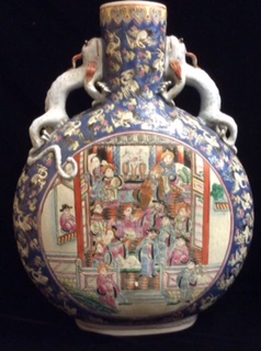 A LARGE PAIR OF CHINESE FAMILLE ROSE PORCELAIN MOON FLASKS With blue grounds and central circular - Image 4 of 5