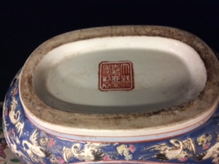 A LARGE PAIR OF CHINESE FAMILLE ROSE PORCELAIN MOON FLASKS With blue grounds and central circular - Image 5 of 5