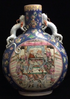 A LARGE PAIR OF CHINESE FAMILLE ROSE PORCELAIN MOON FLASKS With blue grounds and central circular - Image 3 of 5