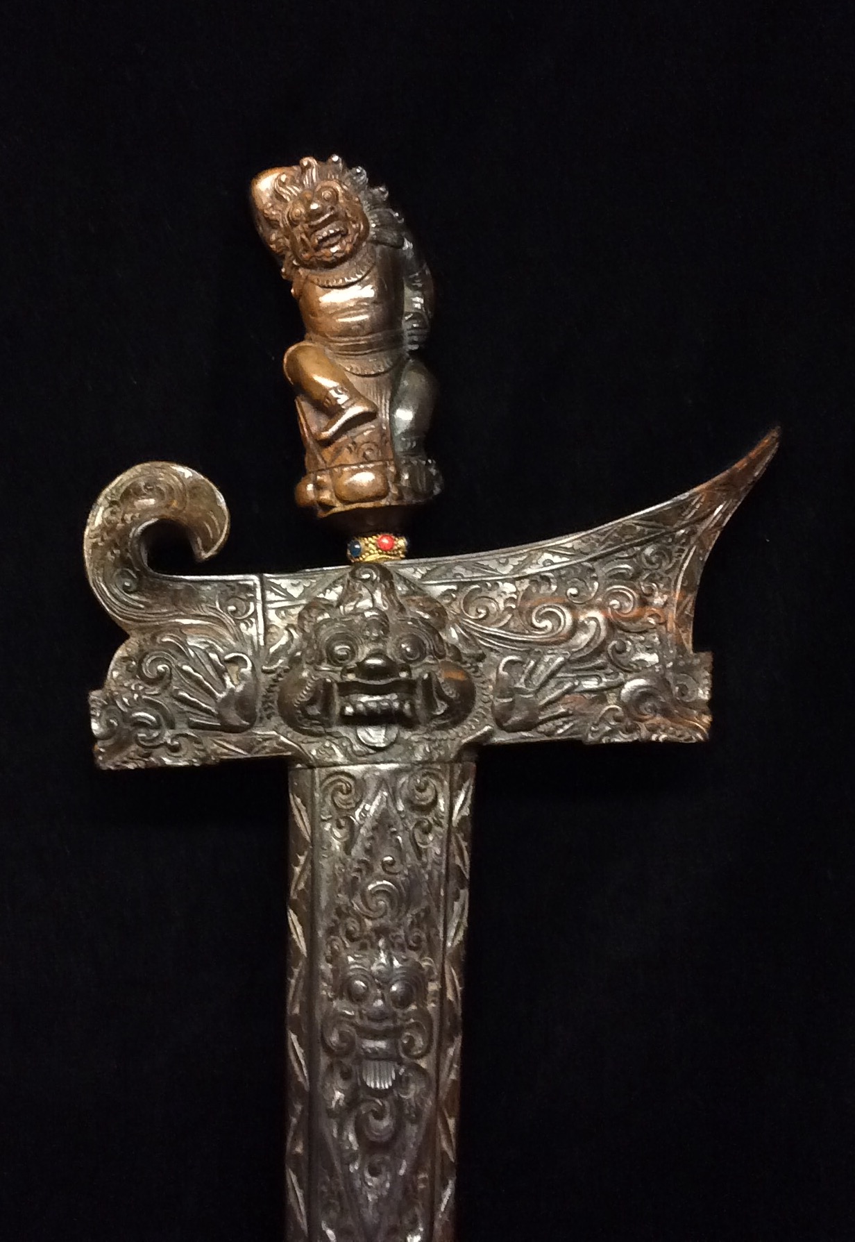 AN ANTIQUE ORIENTAL ROSEWOOD CEREMONIAL KRIS The scabbard finely carved with grotesque masks and - Image 5 of 5