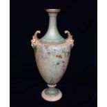 ROYAL WORCESTER, AN EARLY 20TH CENTURY PORCELAIN VASE Neoclassical urn form, with reeded neck hand