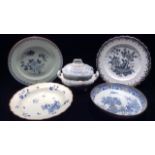 A COLLECTION OF 18TH/19TH CENTURY BLUE AND WHITE PORCELAIN ITEMS Including a Chinese export plate, a