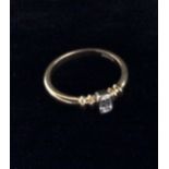 A LATE 20TH CENTURY HALLMARKED 18CT GOLD AND DIAMOND SOLITAIRE RING The single baguette cut