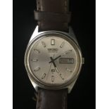 SEIKO, QUARTZ, A STAINLESS STEEL DAY DATE STRAP WRISTWATCH.