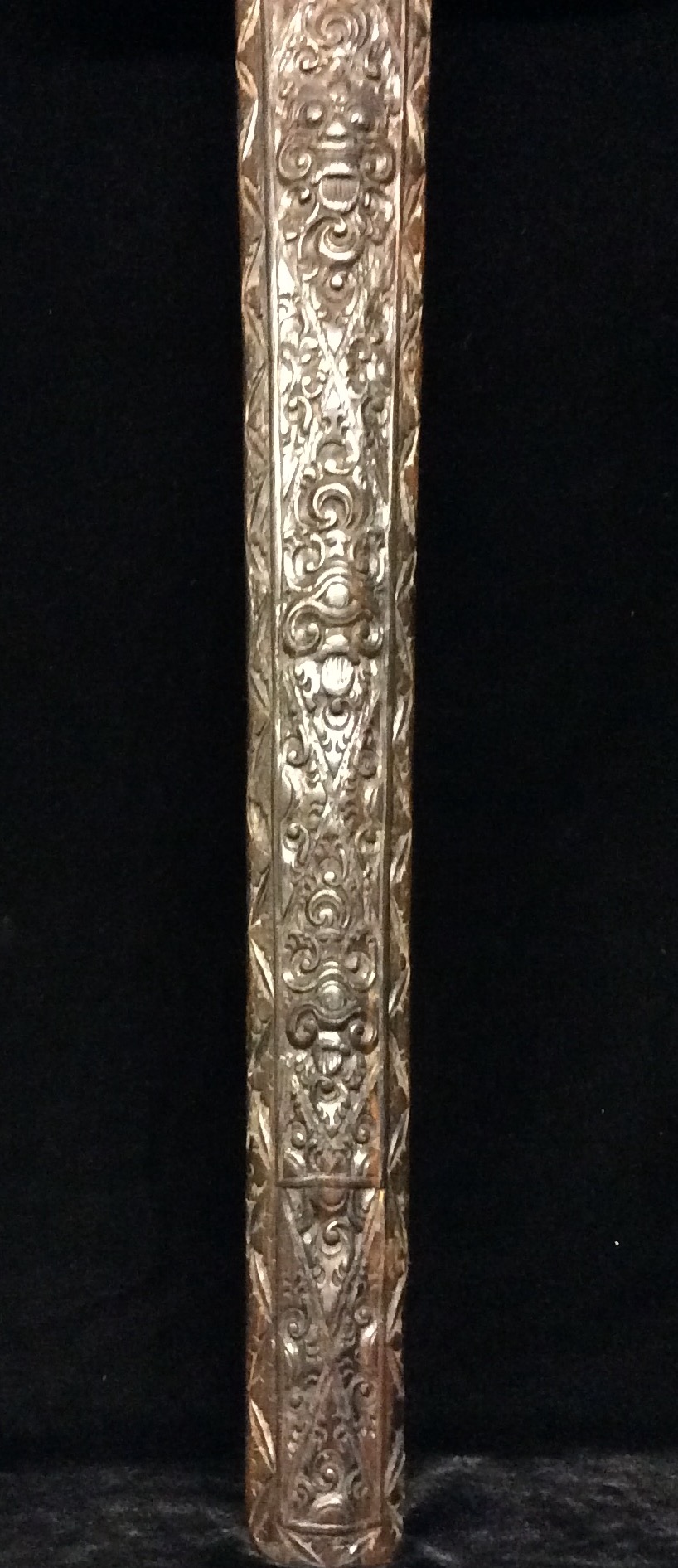 AN ANTIQUE ORIENTAL ROSEWOOD CEREMONIAL KRIS The scabbard finely carved with grotesque masks and - Image 4 of 5