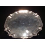 GOLDSMITHS & SILVERSMITHS CO., AN EARLY 20 TH CENTURY SILVER SALVER Having a piecrust edge, raised