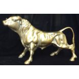 A POLISHED BRONZE STATUE OF A BULL. (40cm x 26cm)