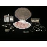 A QUANTITY OF BROOCHES, SILVER BANGLES AND WHITE METAL ITEMS To include two vesta cases, a yellow