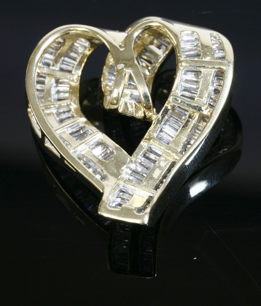 A gold and baguette cut diamond heart shaped slide pendant, with a ribbon style heart, channel set - Bild 2 aus 2