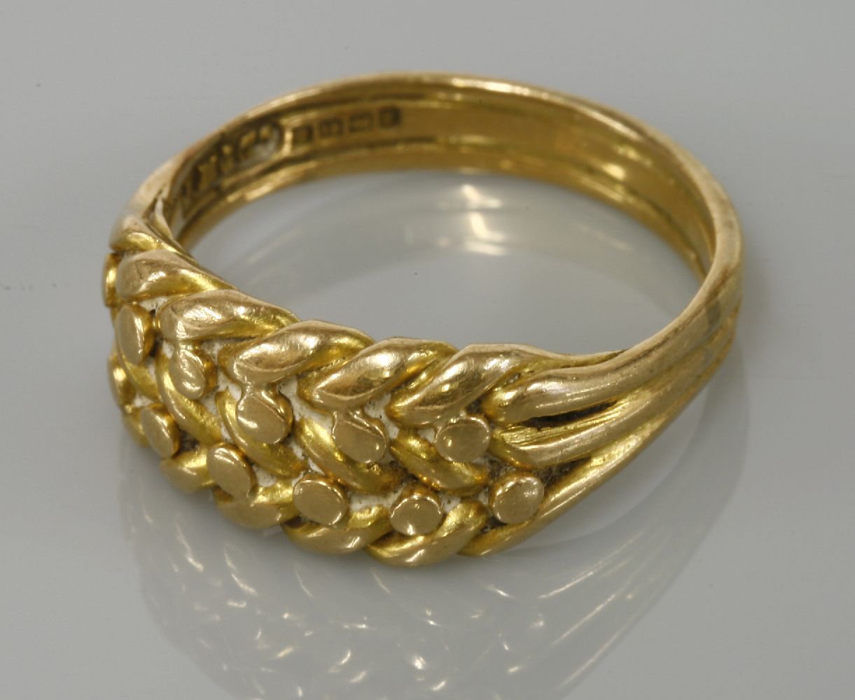 An 18ct gold short ring, 6.47g