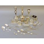 Silver items, to include a pair of candlesticks, Birmingham 1960, 15.5cm, a square inkwell with