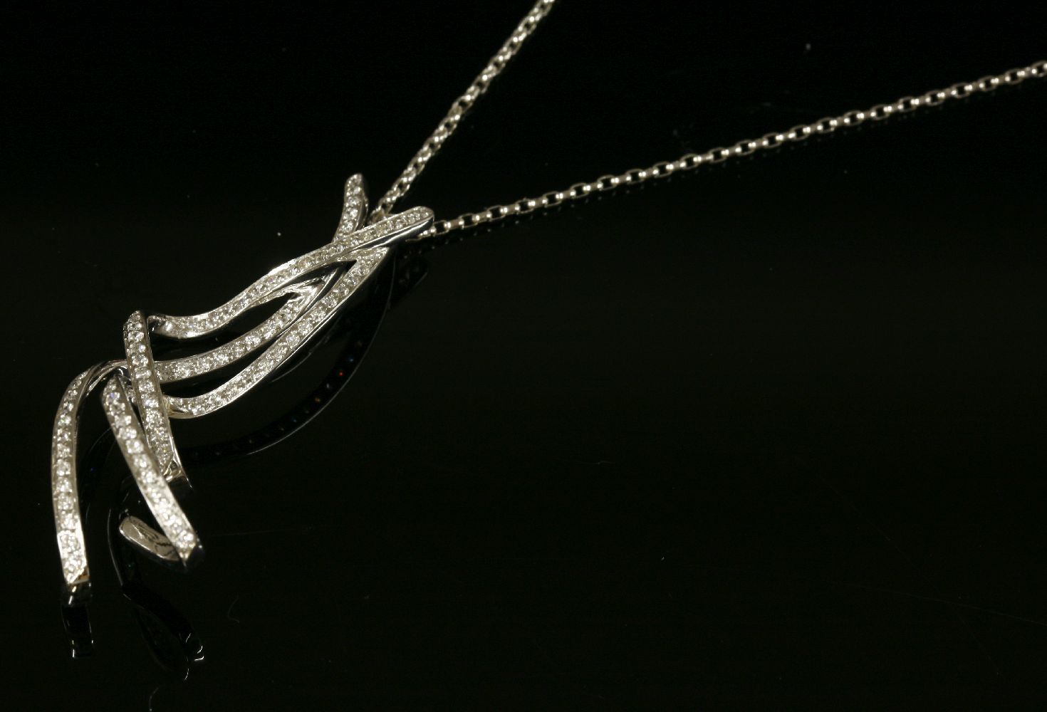 An Italian white gold diamond set pendant, with three curled ribbon strands, claw set with lines - Bild 2 aus 2