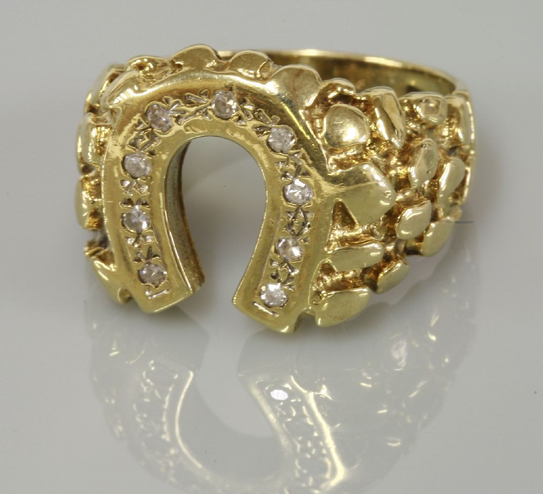 A 9ct gold gentleman's diamond set horse shoe ring