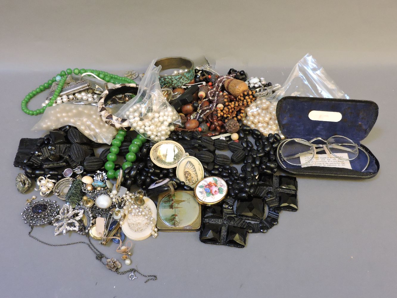 A box of miscellaneous costume and collectable jewellery