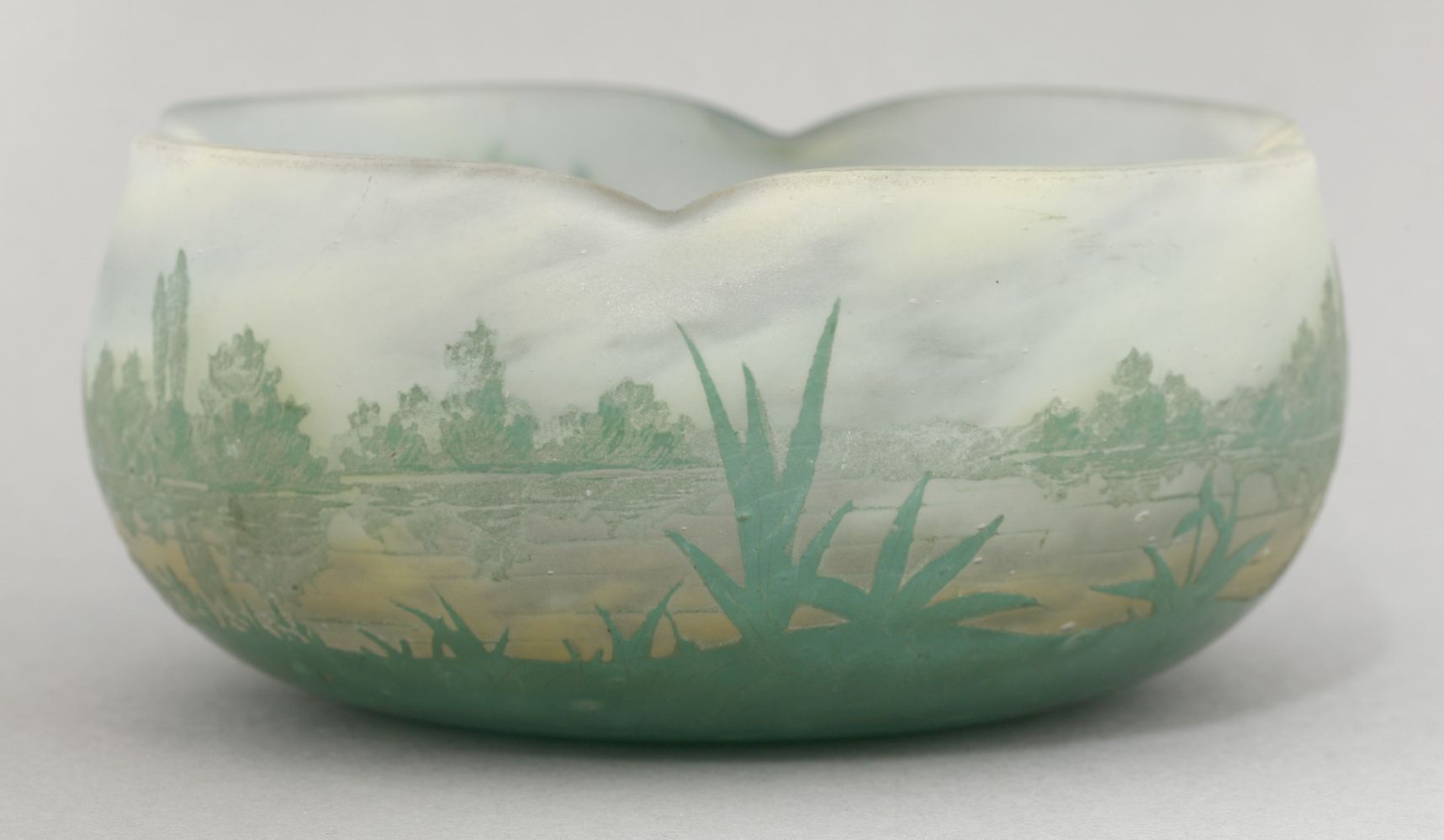 A Daum Nancy etched bowl, quatrelobed form and decorated with a river landscape with bushes and - Image 2 of 8