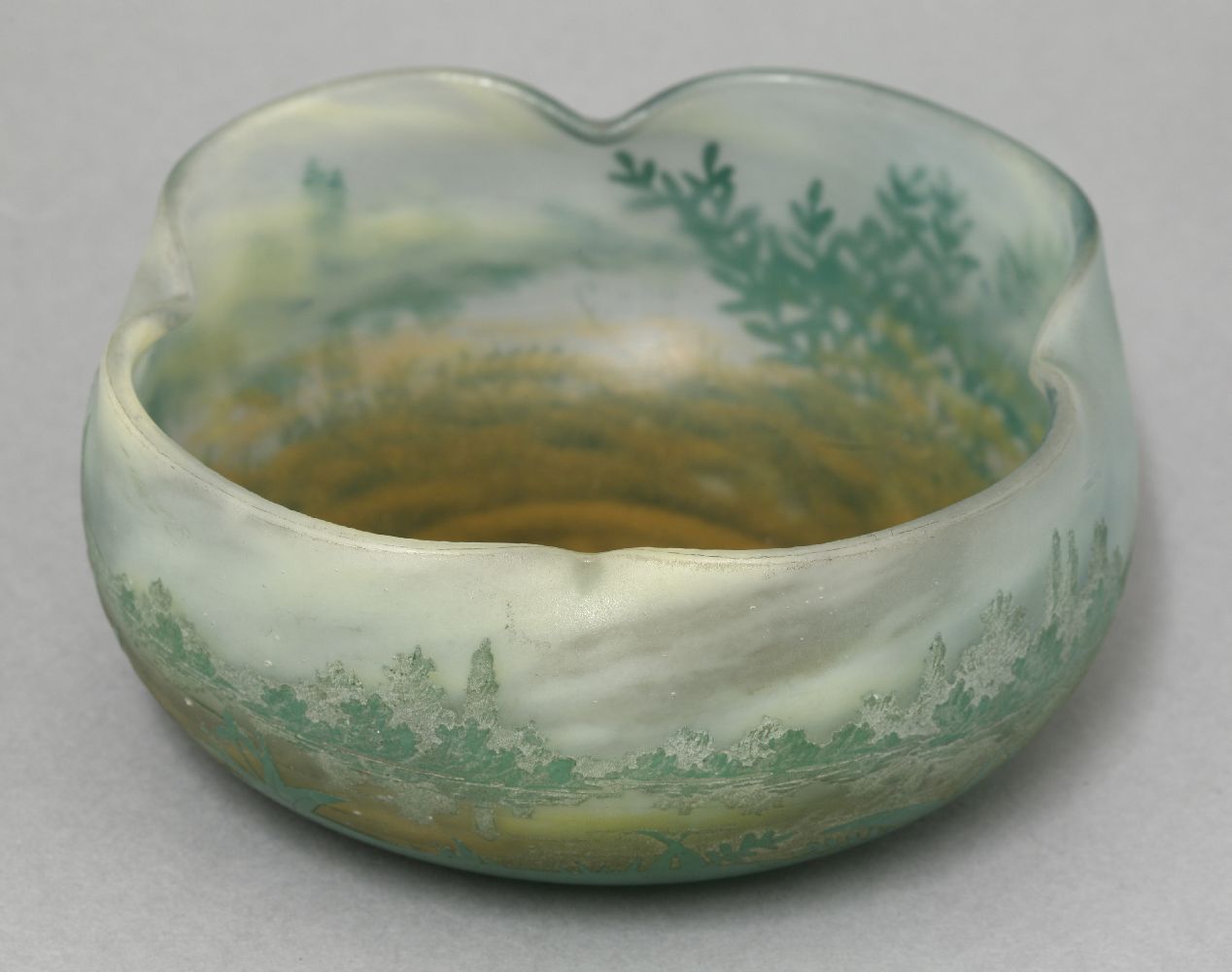 A Daum Nancy etched bowl, quatrelobed form and decorated with a river landscape with bushes and - Image 4 of 8