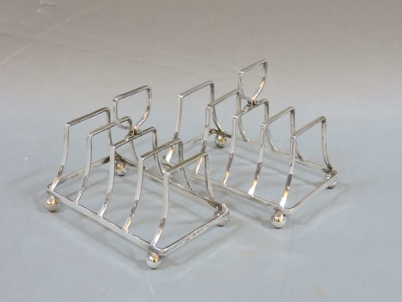 A pair of four division toast racks, 3.8oz