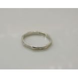 An Art Deco faceted and engraved wedding ring, stamped platinum, 2.67g