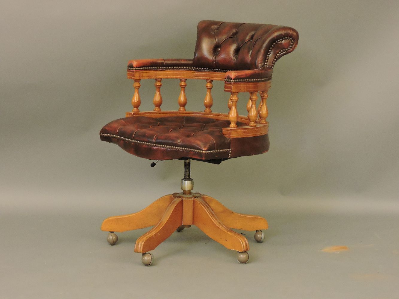 A leatherette upholstered desk chair