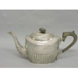 An early 20th century silver teapot, marks for Birmingham, maker's mark 'BB'