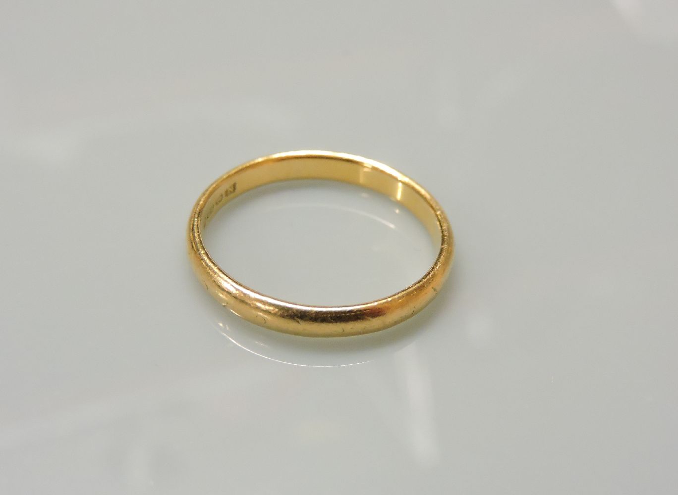 A 22ct gold wedding ring, Birmingham 1937, 3.71g